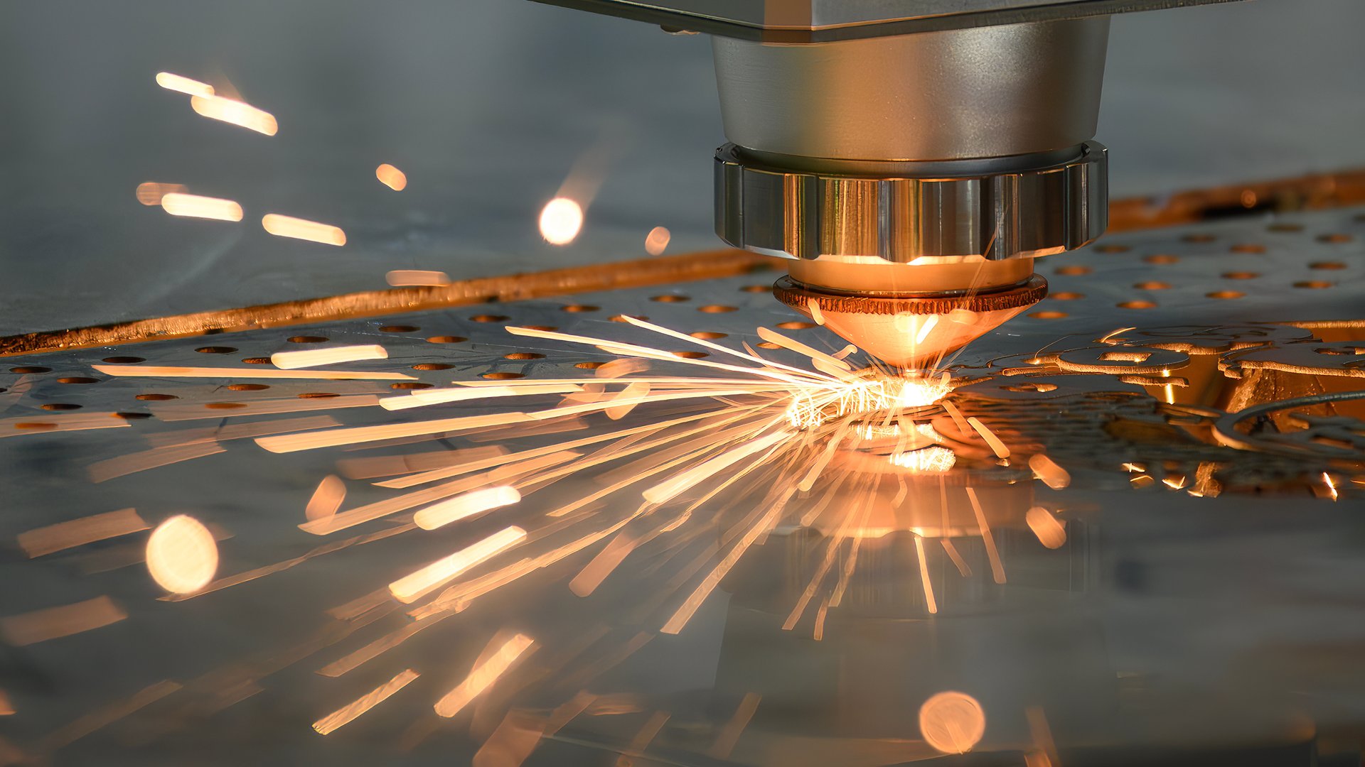Faserlaser-Schneidkopf trennt Metallplatte unter CNC-Programmsteuerung mit Funkenflug