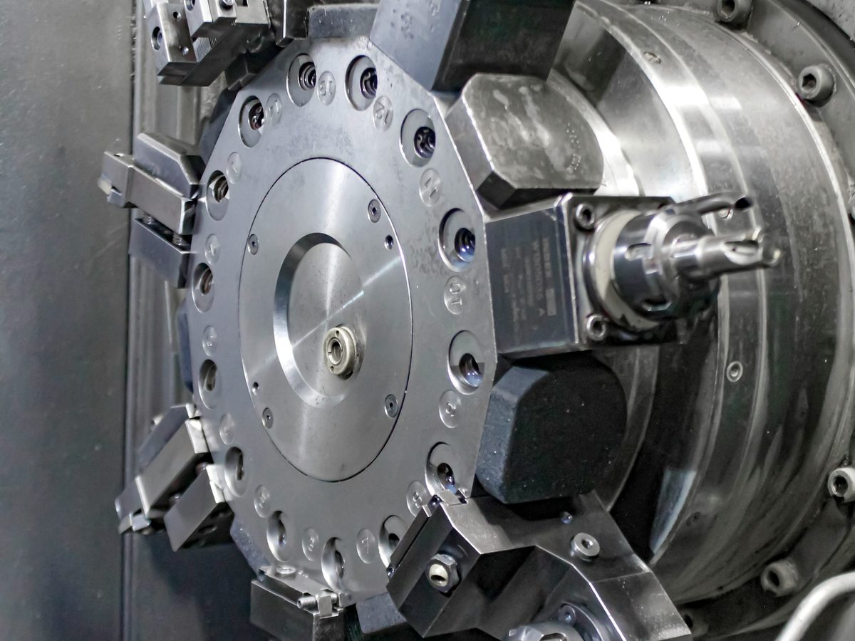 CNC-Drehmaschine bei der Bearbeitung eines rotierenden Werkstücks