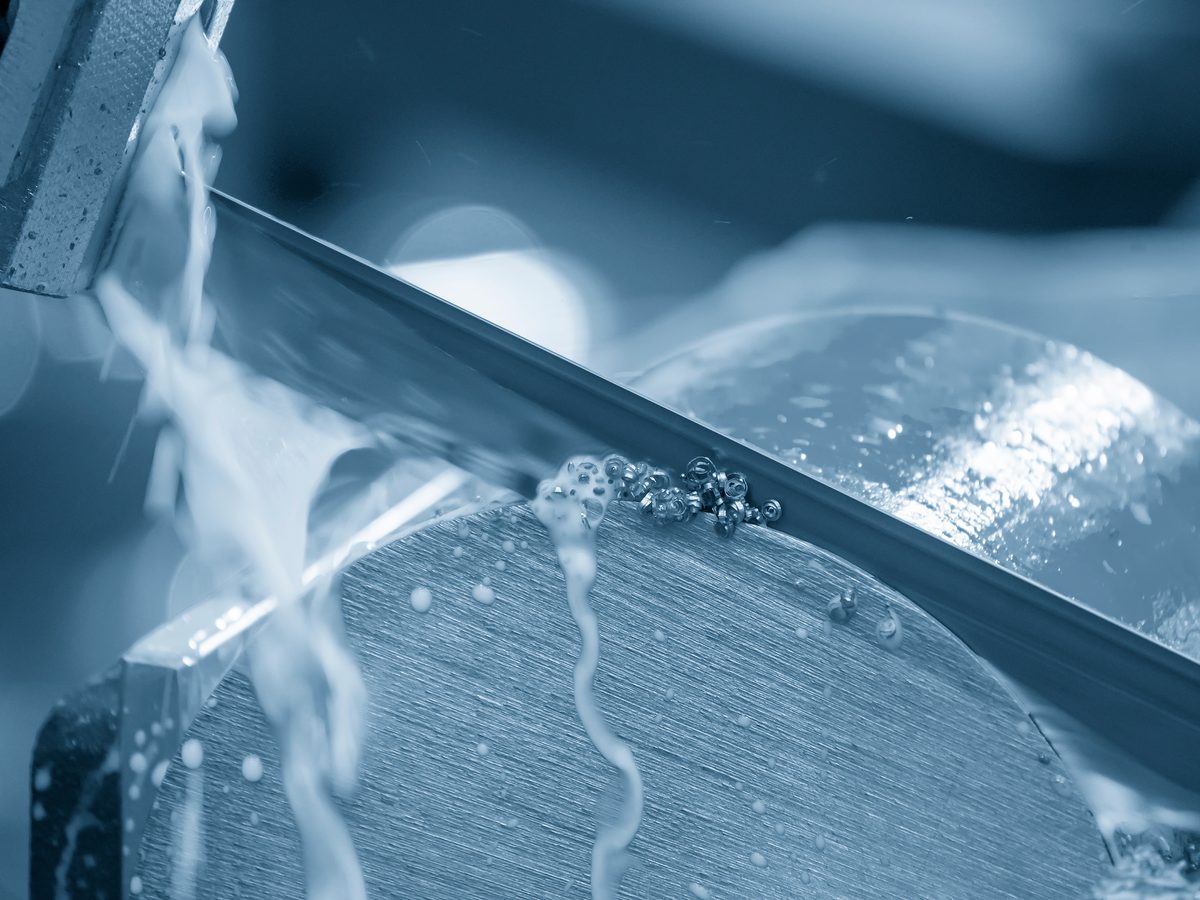 Automatische Metallbandsäge schneidet Metallstange mit Kühlmittel