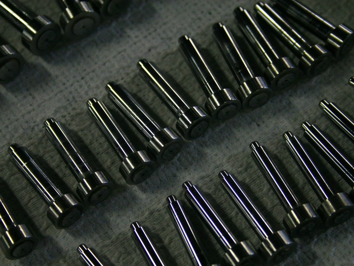 Glänzende Metallteile in Serie aus der CNC-Drehfertigung