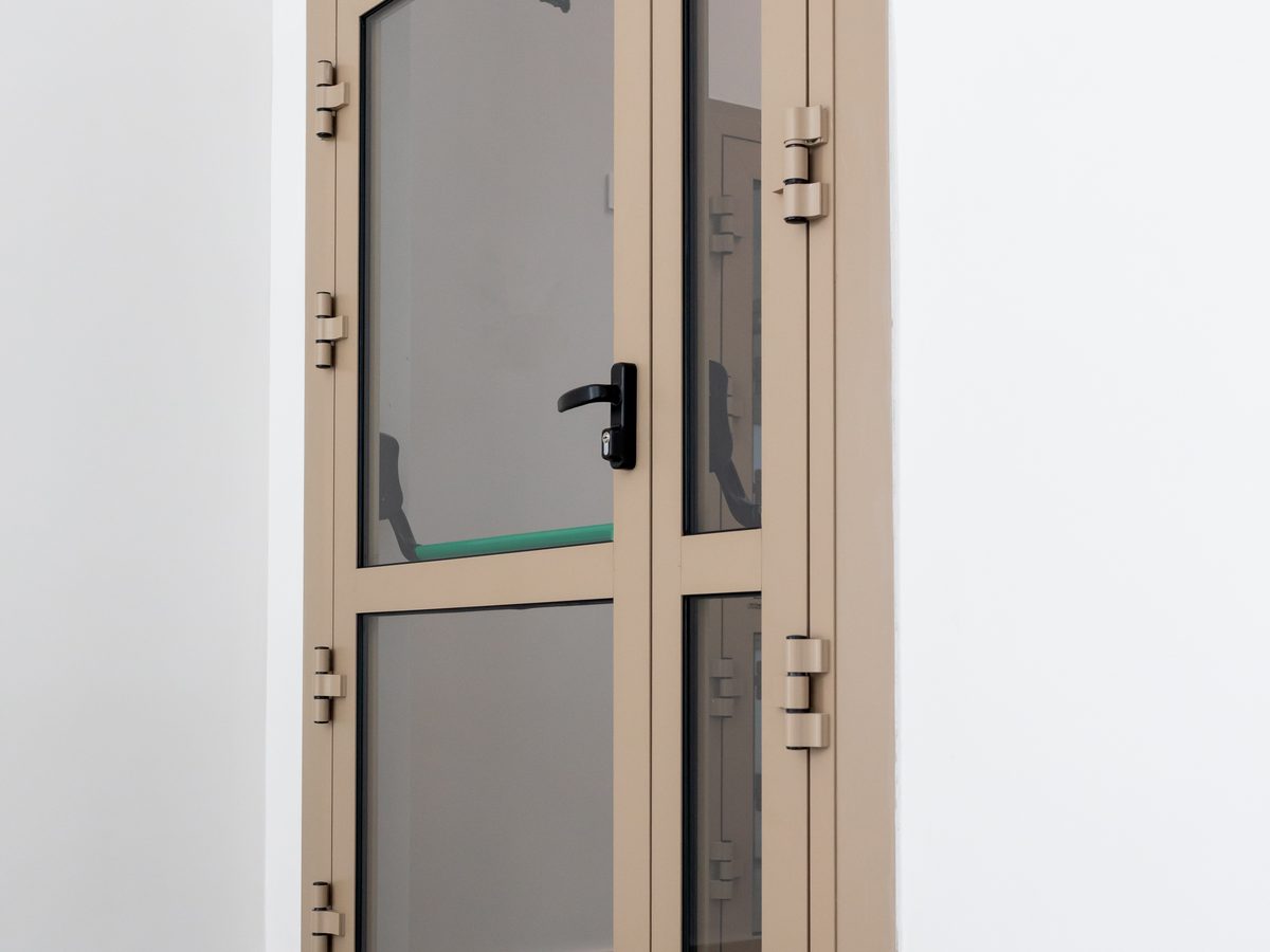 Moderne Brandschutztür mit Glasausschnitt und Stahlrahmen