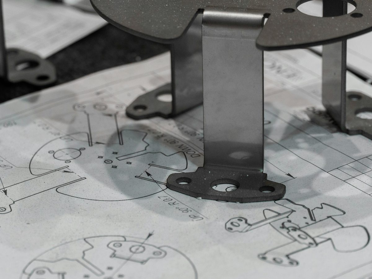 Metallkomponenten auf technischen Bauplänen