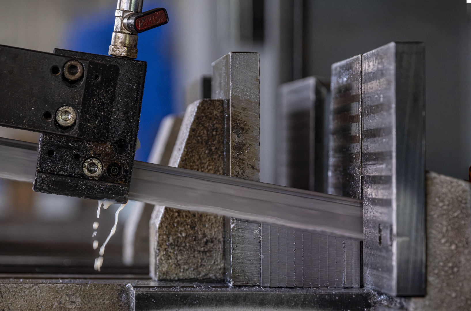 Automatische Metallbandsäge schneidet Metallstange mit Kühlmittel
