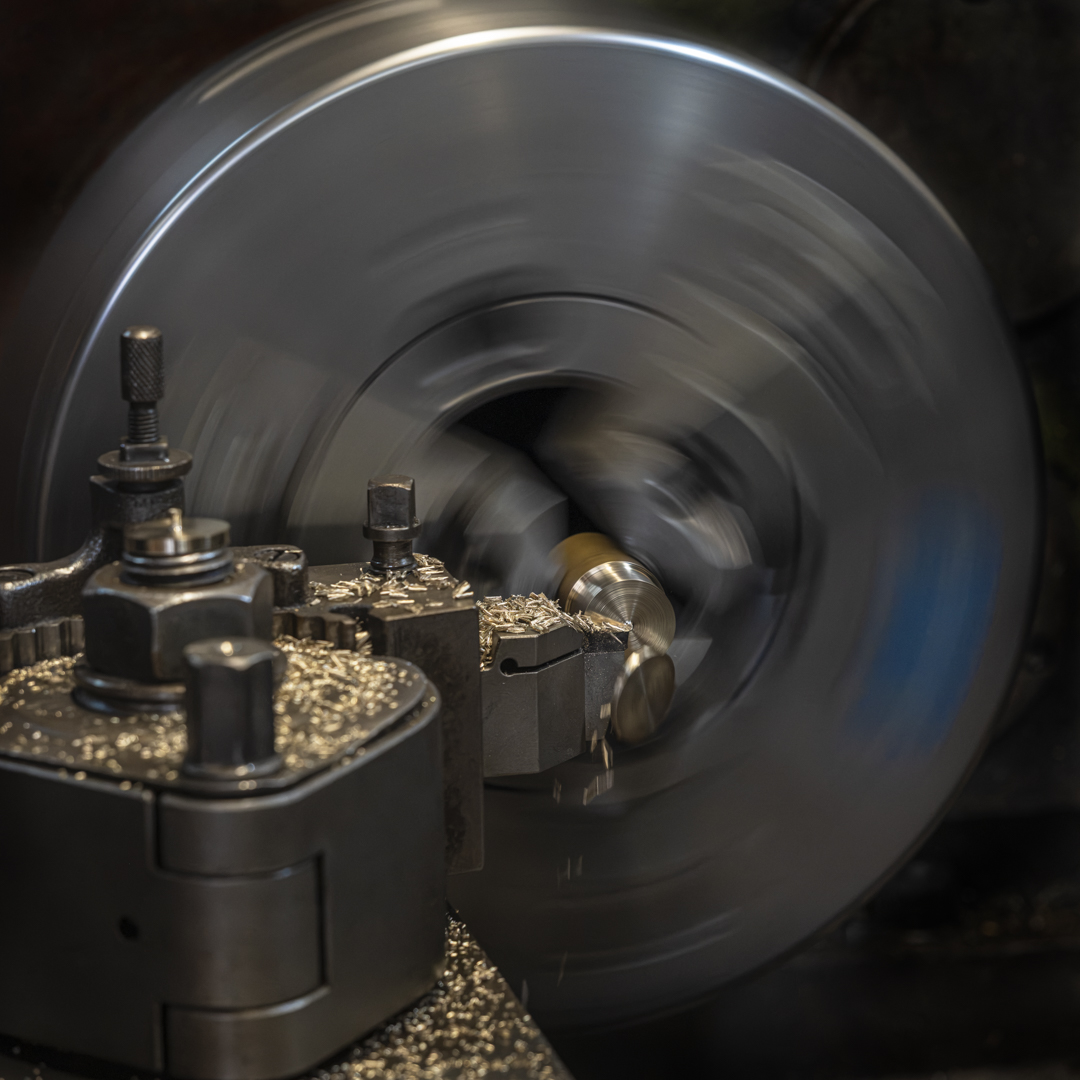 Glänzende Metallteile in Serie aus der CNC-Drehfertigung
