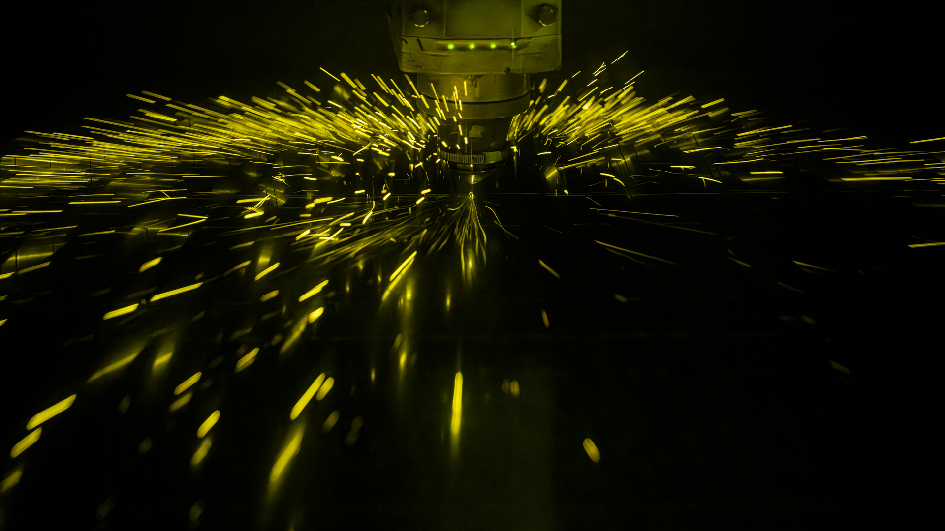 Faserlaser-Schneidkopf trennt Metallplatte unter CNC-Programmsteuerung mit Funkenflug